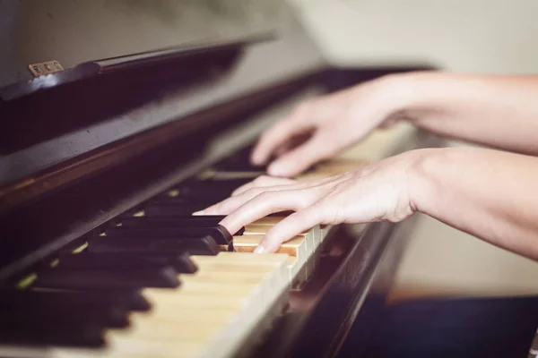 Close-up de duas mãos tocando piano, foco superficial . — Fotografia de Stock