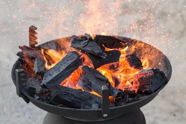 Barbecue, charbon de bois et flammes de feu — Photo