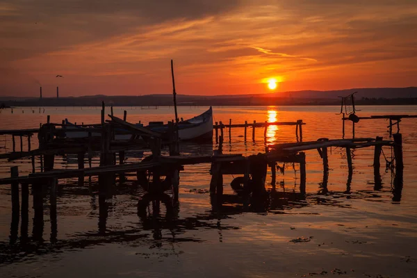 Perahu nelayan tua saat matahari terbenam di Danau Varna — Stok Foto