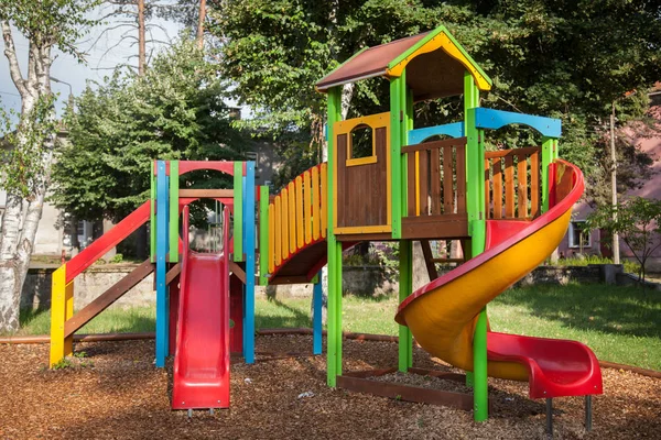Parktaki çocuk parkı.