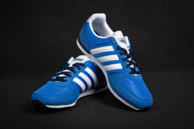 Varna, Bulgaristan - 12 Mart 2017: Adidas V Racer Koşu Ayakkabı koyu arka plan üzerinde. Ürün vurdu. Adidas spor ayakkabı, giyim ve aksesuarları üreten bir Alman şirketidir