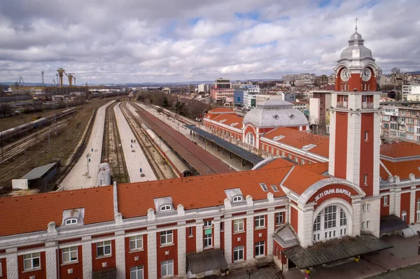 Varna, Bulgarie - 26 FÉVRIER 2017 : Vue générale de la gare centrale de Varna, capitale maritime de la Bulgarie . — Photo