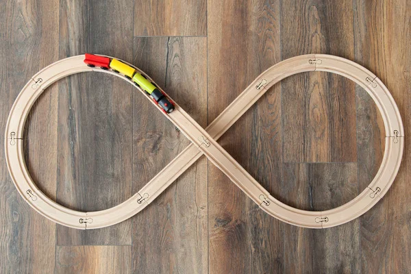 Vista desde arriba tren de madera y ferrocarril para niños en piso de madera — Foto de Stock