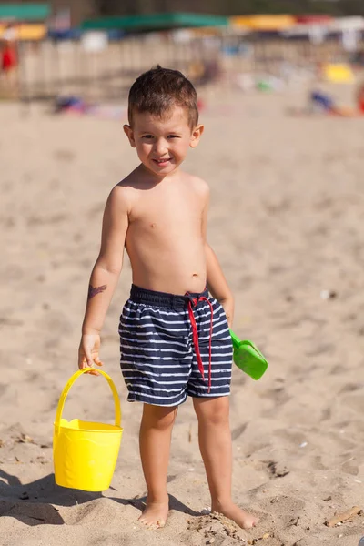Mały chłopiec grać na plaży latem — Zdjęcie stockowe