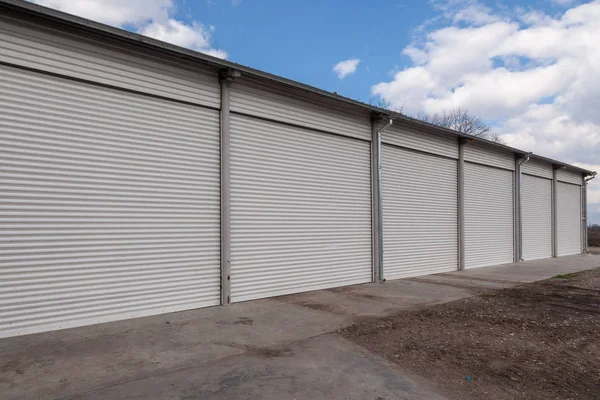 Unidades de almacenamiento con puertas enrollables en zona industrial —  Fotos de Stock