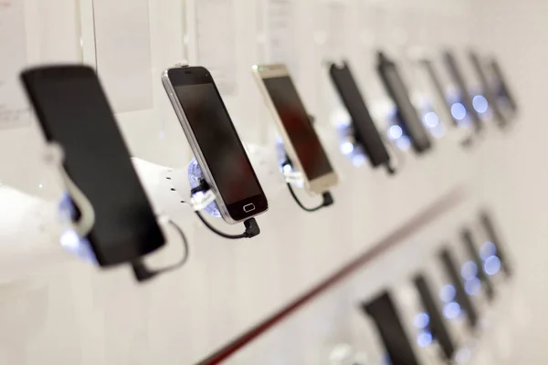 Novos telefones celulares no showroom — Fotografia de Stock