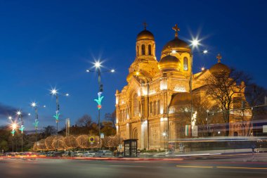 Varna, Bulgaristan, 14.12.2015: Varsayım Katedrali. gece lluminated. -Varna, Bulgaristan yerlerinden biri.