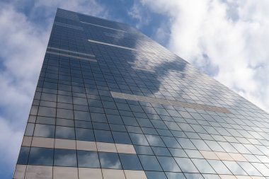 Modern ofis bulutlar yansıması ile gökyüzü arka plan üzerinde Binası