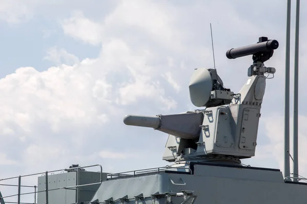 Armes modernes sur le pont d'un navire militaire. Système d'armes pour la défense — Photo