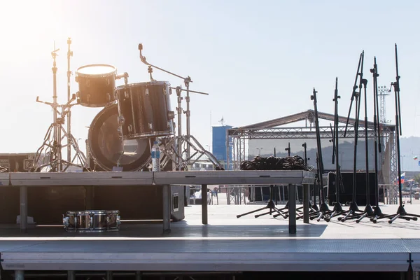 Prestaties podium met drums voor de show. Backstage vóór een concert — Stockfoto