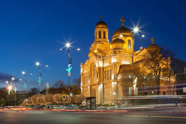 VARNA, BULGARIA, 14.12.2015: La Catedral de la Asunción. Iluminado por la noche. - uno de los puntos de referencia de Varna, Bulgaria . —  Fotos de Stock