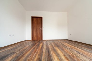 Boş aydınlık oturma odası. Güzel bir daire iç.