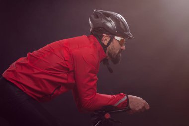 Bisikletçi bisiklet Binme kırmızı ceketli. Aşırı spor kavramı. 