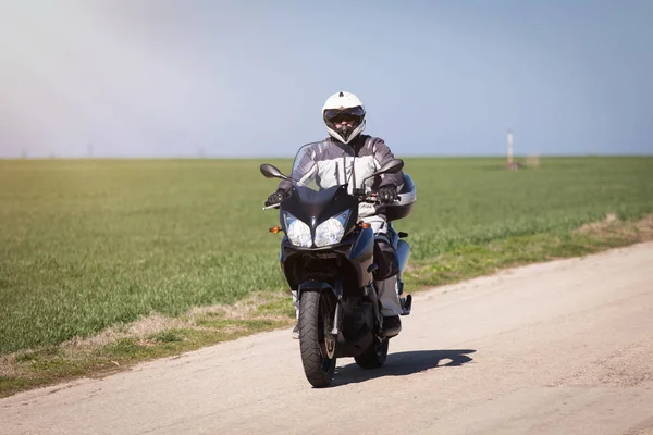 Biker ridande på en motorcykel. Köra den tomma vägen på en motorcykel tour resa — Stockfoto