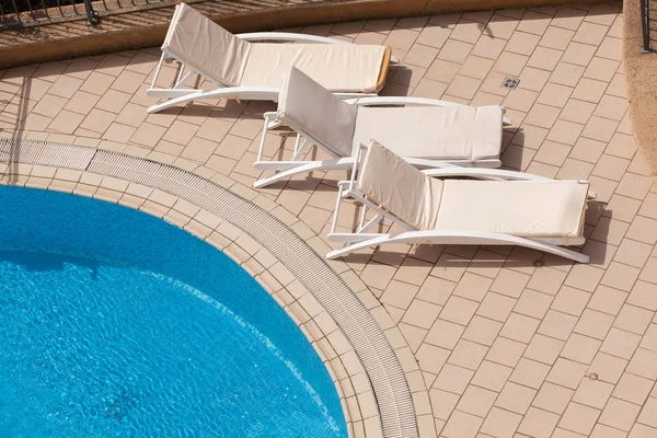 Sunbeds near the pool. Top view — Stock Photo, Image