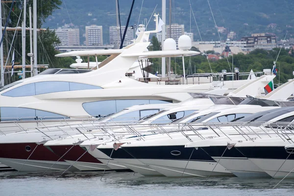 Moored luxury yachts stand on an anchor — Stock Photo, Image