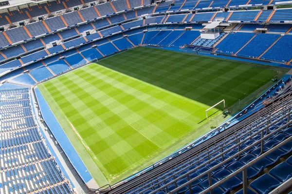 MADRID, ESPAÑA - 14 DE MAYO DE 2009: Estadio Santiago Bernabeu del Real Madrid el 14 de mayo de 2009 en Madrid, España. Real Madrid C.F. fue establecido en 1902. Es el mejor club del siglo XX según la FIFA . — Foto de Stock