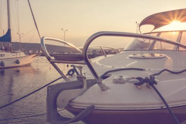 Gün batımında yerleşik yat marinasıyla. Yatçılık. Yelken. Seyahat kavramı. Tatil