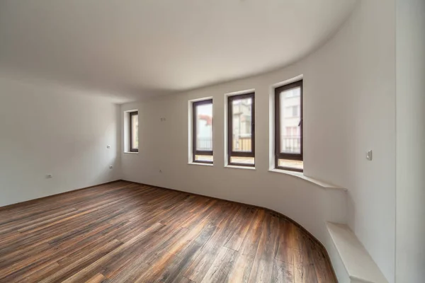 Quarto vazio com luz natural de janelas.Interior da casa moderna. Piso de madeira . — Fotografia de Stock