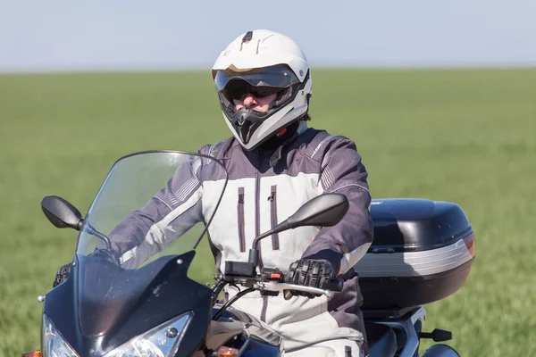 Um motociclista numa mota. Condução em uma viagem de moto — Fotografia de Stock