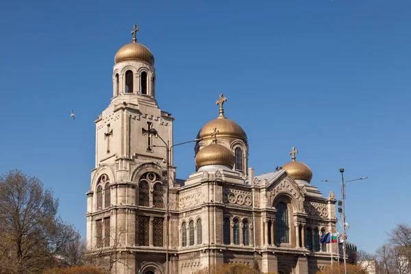 Antagandets katedral i Varna, Bulgarien. Bysantinska stil kyrka med gyllene kupoler — Stockfoto