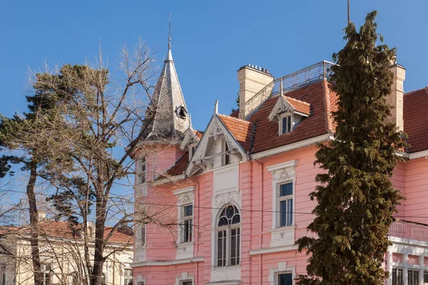 Hermosa casa rosa antigua en Stara Zagora, Bulgaria — Foto de Stock