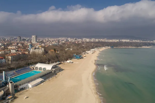 Ogólny widok z plaży w Warnie, morska stolica Bułgarii — Zdjęcie stockowe