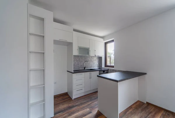 Új modern és üres fehér konyha. Új haza. Beltéri fotózás. Fa padló. — Stock Fotó