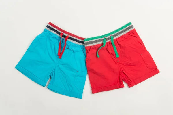 Синие и красные шорты для плавания для мужчин и детей — стоковое фото