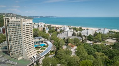 ALBENA, BULGARIA - 20 Mayıs 2017. Albena tatil köyünün havadan görünüşü. Albena, Bulgaristan 'ın kuzeydoğusunda Varna' ya 30 km uzaklıktaki büyük bir Karadeniz tatil beldesi.