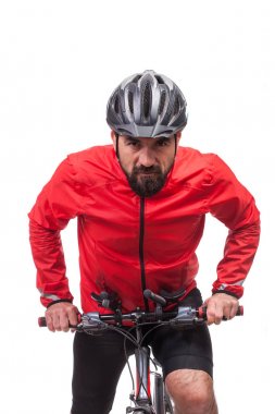 Kask ve kırmızı ceket ile üzerine beyaz izole bir bisiklet sürme bisikletçi portresi