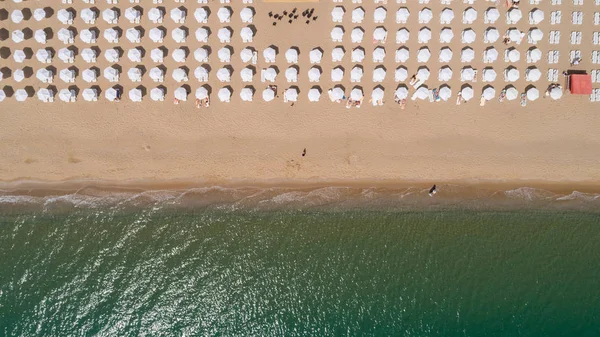 Vue de dessus de la plage avec parasols blancs. Sables dorés, Varna, Bulgarie — Photo