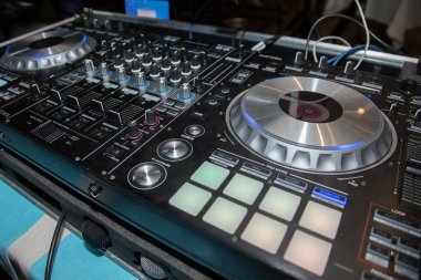 DJ konsolu, Cd çalar ve gece kulübünde Mikser