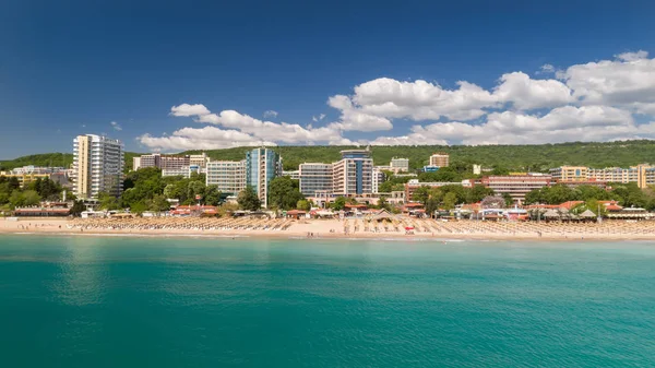 Vy över stranden och hotell i Golden Sands, Zlatni Piasaci. Populär sommarort nära Varna, Bulgarien — Stockfoto