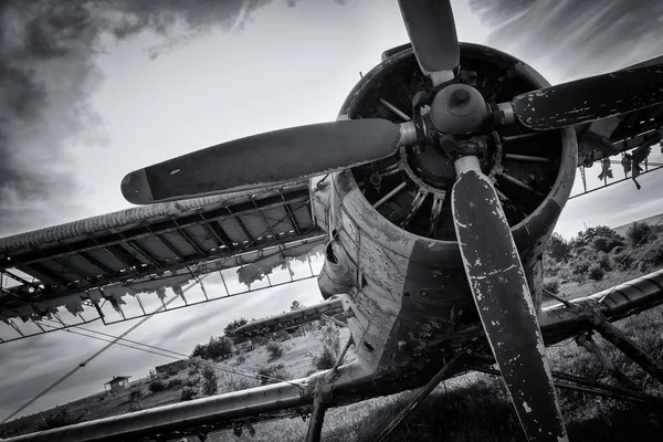 Avión viejo en el campo en blanco y negro — Foto de Stock