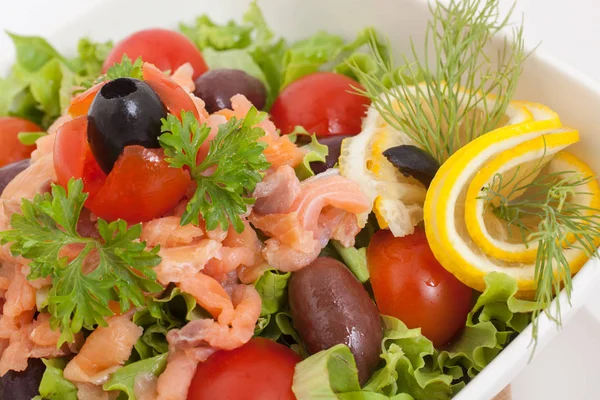 Close up of vegetables salad with smoked salmon and lemon — Stock Photo, Image