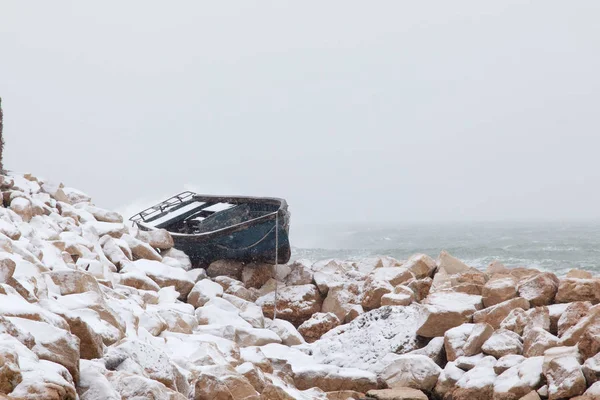 Bateau de pêche échoué sur le rivage après une tempête hivernale — Photo