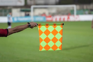 futbol hakemi bayrak tutun. ofsayt tuzağı
