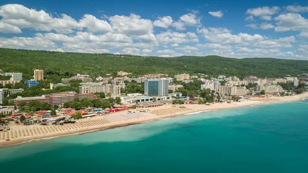 GOLDEN SANDS BEACH, VARNA, BULGÁRIA - 19 de maio de 2017. Vista aérea da praia e hotéis em Golden Sands, Zlatni Piasaci. Resort de verão popular perto de Varna, Bulgária — Fotografia de Stock