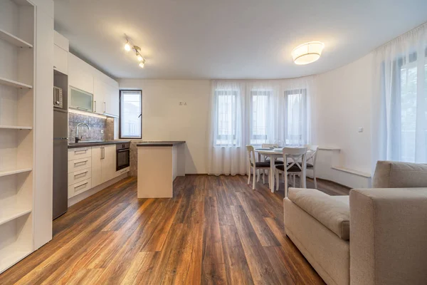 Neues modernes Wohnzimmer mit Küche. Neue Heimat. Innenaufnahmen. Holzboden. — Stockfoto