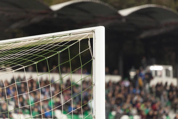 Goal post con i tifosi di calcio sullo sfondo — Foto Stock
