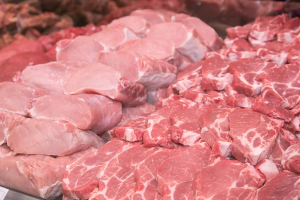 Primo piano di varie carni in un supermercato. Carne cruda in macelleria — Foto Stock