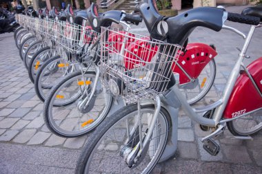 Lyon, Fransa - üzerinde 15 Nisan 2015 - paylaşılan Bisiklet Lyons, Fransa sokaklarında sıralanır. Velo'v Grand Lyon üzerinden 340 istasyonları ve 3000 Bisiklet Grand Lyon alana sahiptir.
