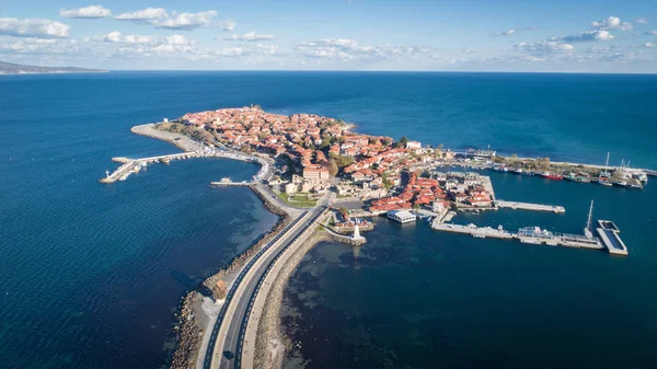 Algemeen beeld van Nessebar, oude stad aan de Zwarte Zee kust van Bulgarije. Luchtfoto uitzicht. — Stockfoto