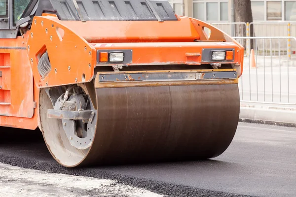 Large road-roller paving a road. Road construction — Stock Photo, Image