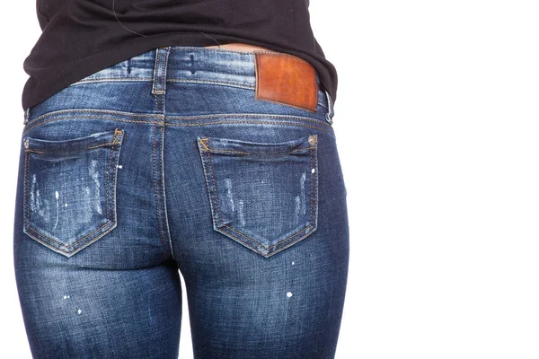 Primo piano di una donna sexy con dei jeans blu. Adatto culo femminile in blue jeans — Foto Stock