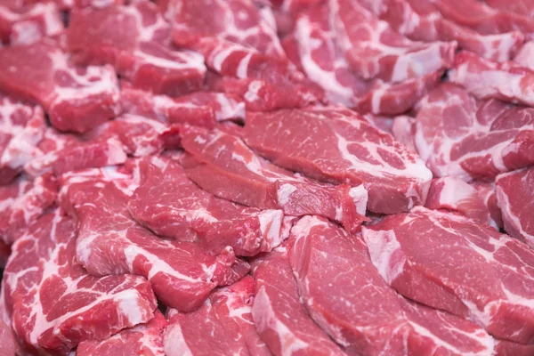 Chuletas frescas de cerdo crudo en la carnicería —  Fotos de Stock