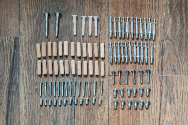 木地板家具组装用顶部视图组件(dowel, bolt, screw).组装家具的工具。DIY概念. — 图库照片