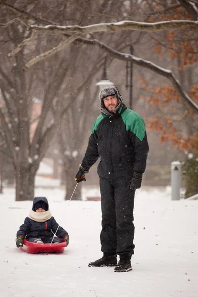 Babası bir çocuk bir kızağa çeker. Baba ve oğul kış zamanda halletme.