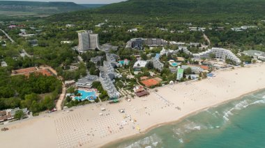 ALBENA, BULGARIA - 20 Mayıs 2017. Albena tatil köyünün havadan görünüşü. Albena, Bulgaristan 'ın kuzeydoğusunda Varna' ya 30 km uzaklıktaki büyük bir Karadeniz tatil beldesi.